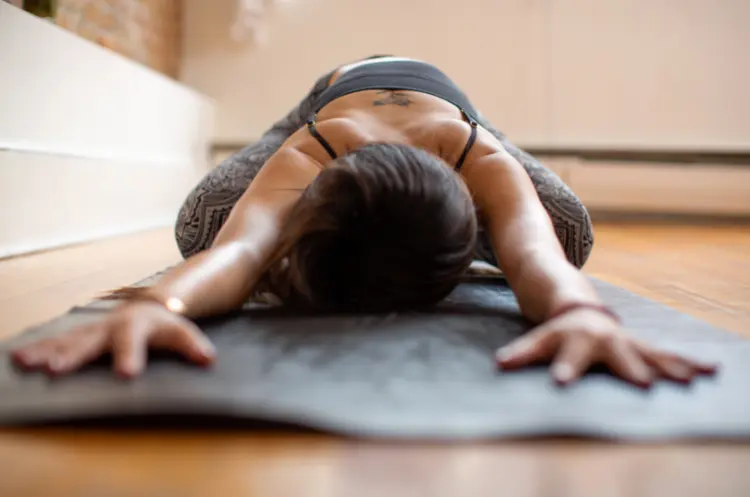 Ist Yoga gut bei Knieschmerzen